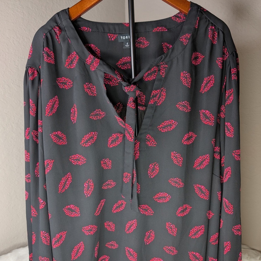 Torrid Blouse Women 4 Black Pink Leopard Lip Print Tie Neck Long Sleeve Top